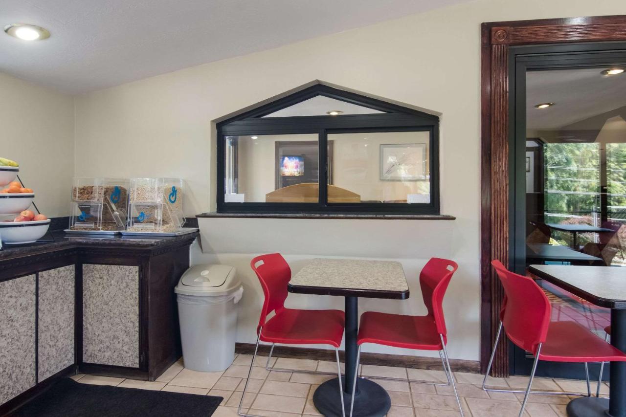 Econo Lodge Pittsburgh I-79 Экстерьер фото