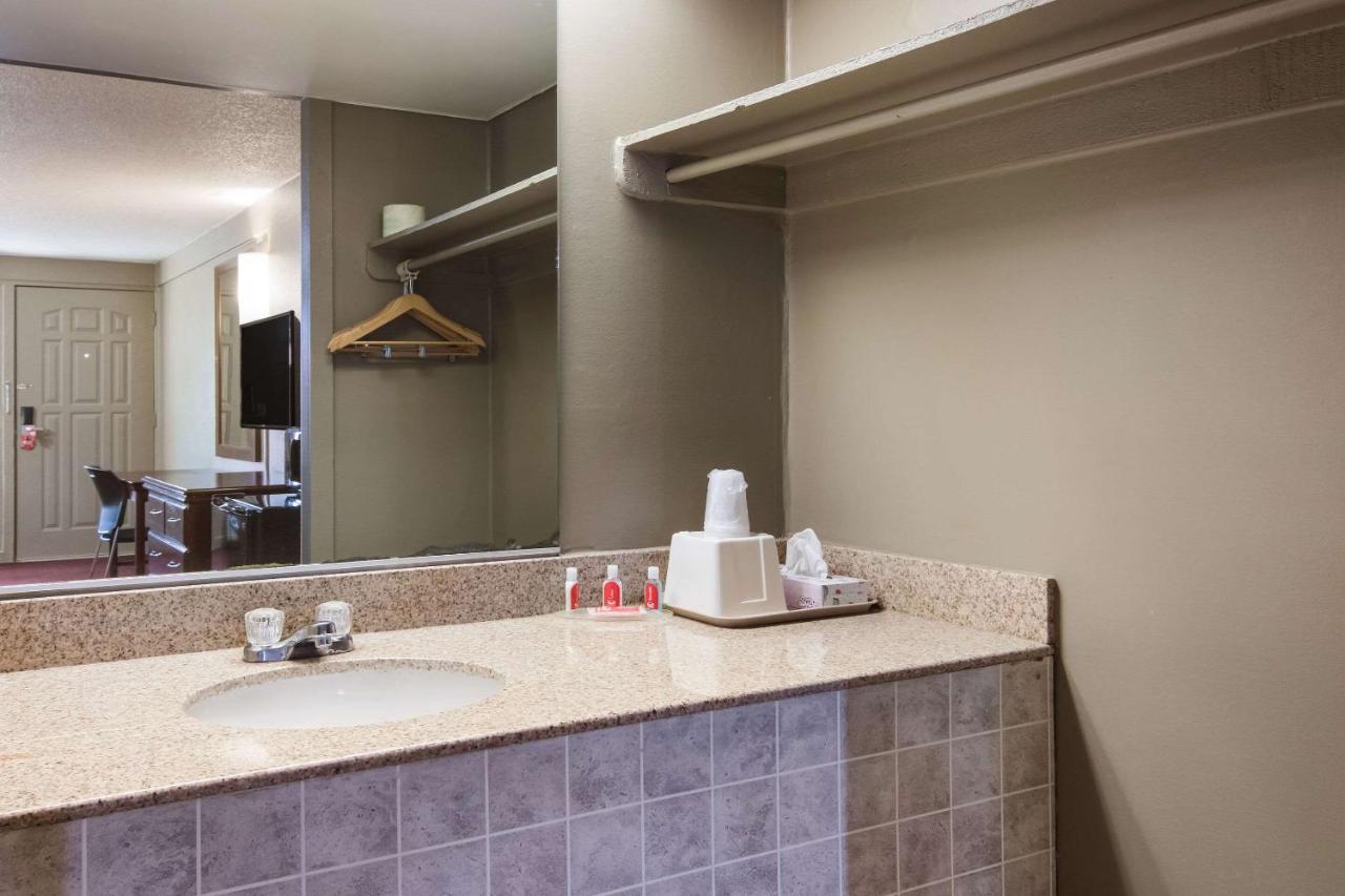 Econo Lodge Pittsburgh I-79 Экстерьер фото
