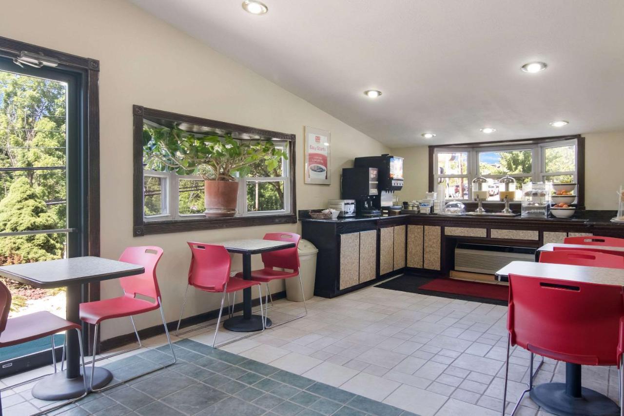 Econo Lodge Pittsburgh I-79 Экстерьер фото